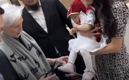 Илон Масктың анасы қазақ баласының тұсауын кесті