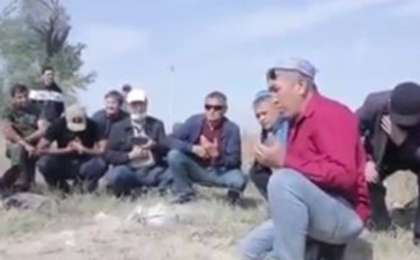 "Мынау өліктің жаназасында тұрғандардың бәрі тозаққа кетеді": Желіде тәңіршілердің жерлеу рәсімі тарап кетті (ВИДЕО)