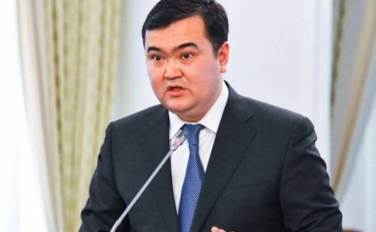 Астана қаласының әкімі Louis Vuitton-ның қымбат сөмкесін көрсетті