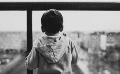 Астанада екі жасар бала тоғызыншы қабаттан құлап кетті