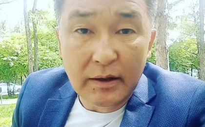 Атақты әзілкеш қазақ тілін қолдамайтын депутаттарды сынға алды