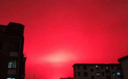 Қытайдың Шоушан қаласының аспаны қанқызыл түске боялып, тұрғындардың зәресі қашты