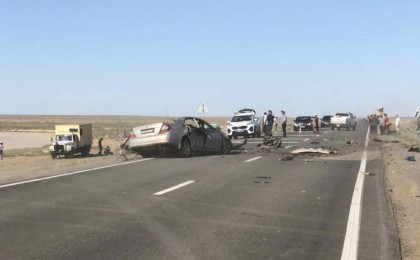 Атырауда автобус пен жеңіл көлік соқтығысып 3 адам қайтыс болды