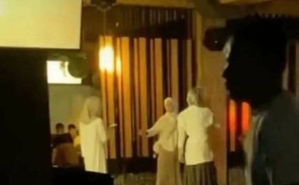 Түнгі клубта хиджап киген қыздар билеп жүр