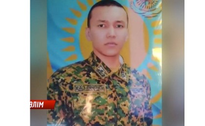 "Өзіне үш оқ ату мүмкін емес": Оралдағы сарбаздың туыстары өзін атып тастағанына сенбейді