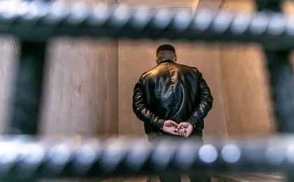 Ақтөбеде дәрігерді зорлап, денесіне 24 рет пышақ сұққан қылмыскерге сот үкімі шықты