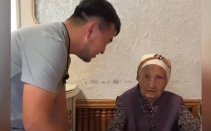 Балаларды сағындық: Қарттар үйіндегі әжейдің сөзі сыйлық беруге келген жігіттерді жылатты (видео)