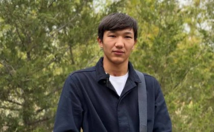 "Пранк деп түсіндім": ломбардқа қарумен келген ер адамды тоқтатқан студентке кәсіпкер қымбат телефон сыйлады