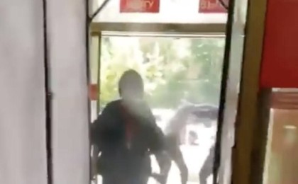 Маскасыз кіргізбей қойған: Алматыда мас азамат сауда орталығының күзетшісінің жағасынан алды