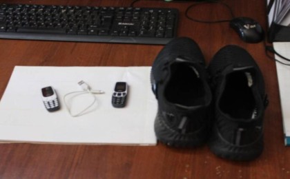 Ақтөбелік келіншек аяқкиімге телефон жасырып, абақтыға өткізбек болған