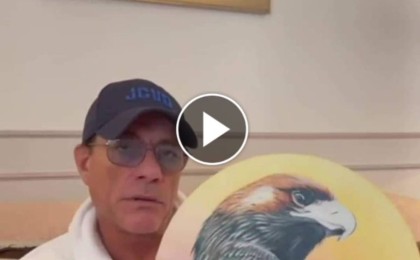 Жан-Клод Ван Дамм қолсыз туылған қазақстандық суретшінің туындысына ерекше баға берді