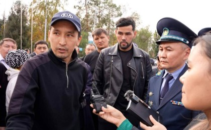 "Бензин шашып өзімді өртеймін": Бір топ адамның қолынан қаза тапқан 16 жастағы оқушының туыстары әділдік сұрап, жолды жауып тастады