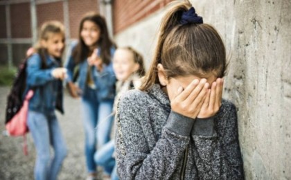 «Құдай үшін, ұрмаңдаршы!»: Зайсанда оқушыға буллинг жасаған қыздардың видеосы тарады