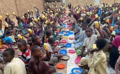 «Нәсілге, ұлтқа бөлінбейді»: Қазақстандық жігіт Африкадағы балаларға құдық салып берді