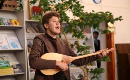 "Қазақтың қара домбырасымен танылдым": Балалар үйінде өсіп, дәстүрлі ән айтатын орыс жігіті жайлы не білеміз