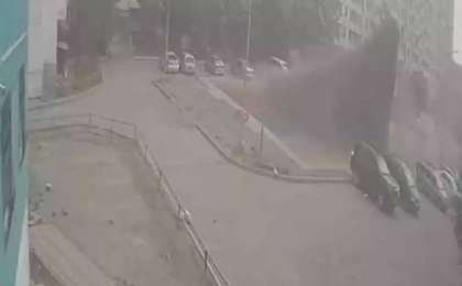 Қарағандыда қатты соққан жел көгалмен қоса балаларды ұшырып әкетті