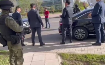 Дәурені өтейін деген бе? Жол ережесін бұзған Тимур Құлыбаевты полиция тоқтатты