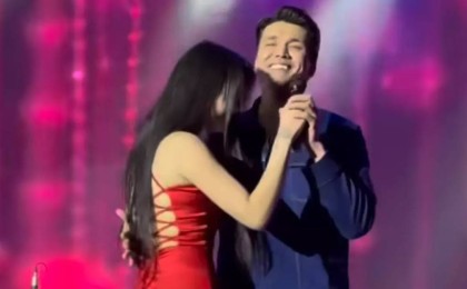 "Қызғанып қалдық": Нұрболат Абдуллин концертке келген көрерменмен вальс биледі (видео)