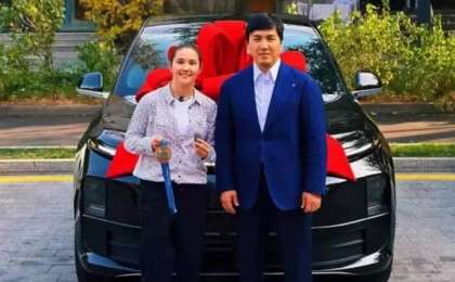 Боксшы Назым Қызайбайға тағы бір қымбат көлік сыйға тартылды (видео)