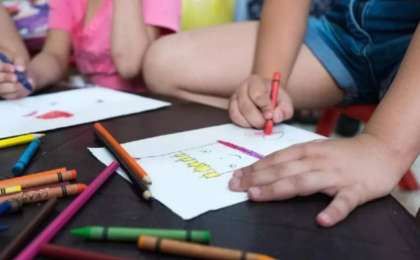 Тәрбиешінің баланың басына домбыра лақтырғаны рас па: Желіде тараған видео қызу пікірталас тудырды