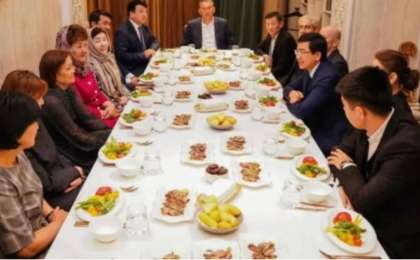 Асхат Аймағамбетов елордалық мұғалімдерге ауызашар берді (фото)