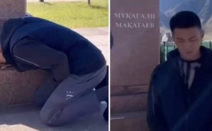 Мақатаевты “сорлы еркек” деген блогер ақынның ескерткішіне барып, тізерлеп кешірім сұрады (ВИДЕО)