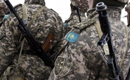 Подполковник жердегі кеспені жеуден бас тартқан сарбазды соққыға жыққан