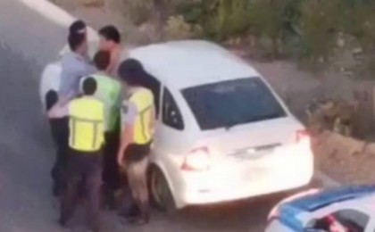 Ақтауда мас жолаушы полиция қызметкерлерімен төбелесті (видео)