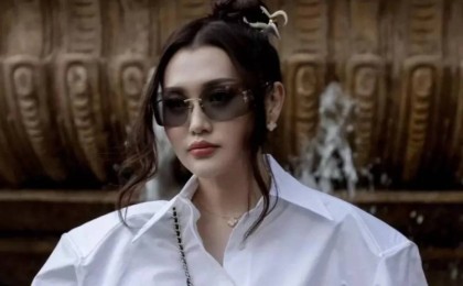 "Түсінбегендер аударма жасап алсын": Ерке Есмахан қазақша сөйлегені үшін оқырмандарынан сөз естіді