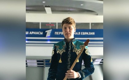 "Балқадиша" әнін домбырамен шебер орындаған орыс жігіт жұртты таң қалдырды (видео)