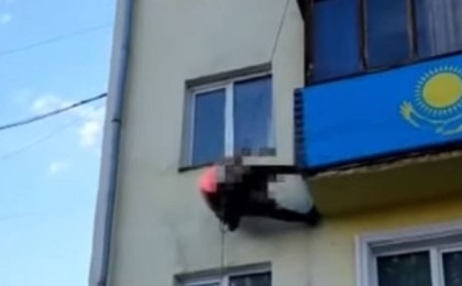 Өскеменде балконда асылып тұрған әйел видеоға түсіп қалды