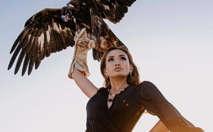 Алмас Тоқабаев: Супермамаситаның "табиғи" еріндері шүршиіп, көтені диванда байыз таппай сырғақтап кетеді екен