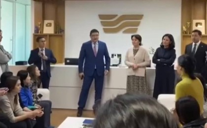 Хабарлықтар Берік Уәлиден жалақыларын көтеруді талап етіп жатыр