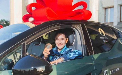 “Ақша керек”: Боксшы Назым Қызайбай сыйға алған көліктерін сатып жатыр