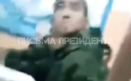 Желіде бірін-бірі шапалақпен ұрған әскерилердің тағы бір видеосы тарады