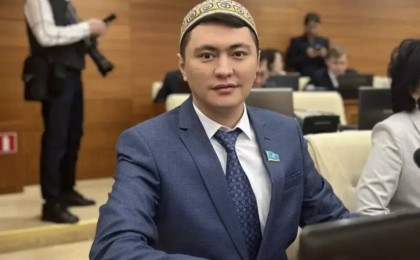 “Депутаттарға берілетін үйде тұрмаймын” - Дәулет Мұқаев пәтеріндегі ерекшеліктермен бөлісті