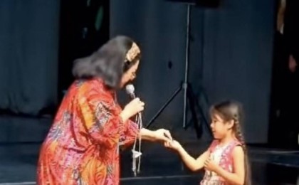 Мақпал Жүнісова сахнада кішкентай қызға ерекше сыйлық жасады (видео)