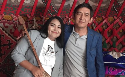 "Жылап отырмын": Атышулы айтыскер Айшолпан Тілеутай өзіне араша түскен Ринат Зайытовқа алғысын айтты