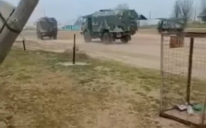 Батыс Қазақстанда көлікпен ту желбірітіп жүрген Ресей әскерилерінің видеосы тарады