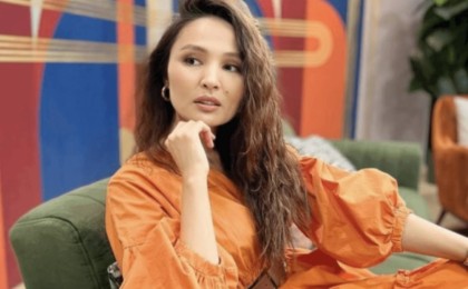 “Бірнеше құжатқа қол қойдырды” - Жұлдыз Әбдукәрімова ең жақын адамын сотқа бермек