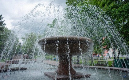 Фонтанта ойнап жүрген үш жасар қызды тоқ соқты