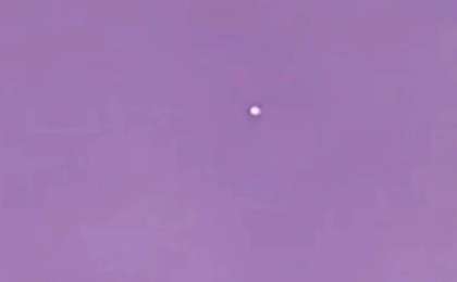 "Үлкен шарға ұқсайды": Аспаннан НЛО байқалған (ВИДЕО)