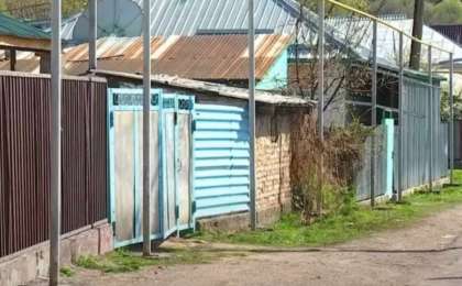 "Анасы оларды жалғыз қалдырып кеткен": Есікте 4 жастағы қыз зорланған отбасы туралы көршілері айтып берді