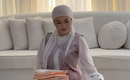 "Береке сезіліп тұр": ұлттық нақышта киінген Ерке Есмахан елді тәнті етті (видео)