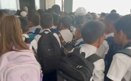 Ақтауда оқушылар мектепке кіреберісте тапталып қала жаздады