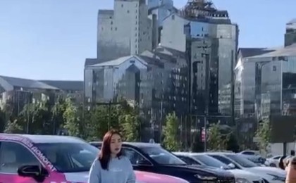 Жолаушы қыздарға алымсақтық жасады: Жаңа адамдар таксисттің үстінен түсті