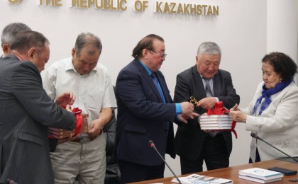 Алматыда жазушы Зейнолла Сәніктің қос кітабының тұсаукесері өтті