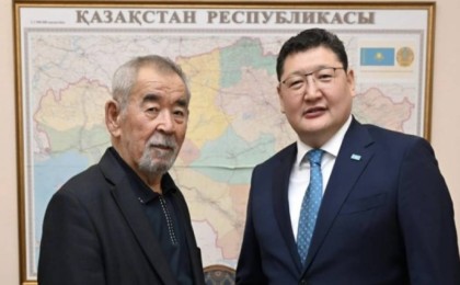 “Алаңдап қалған едік” - Ақын Жүрсін Ерман Президент кеңесшісімен кездесті