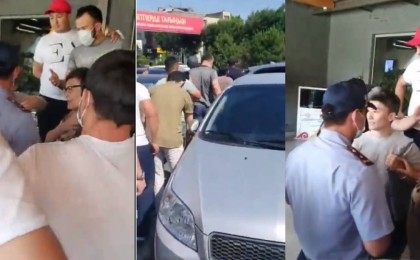 "Кетіңдер, Шымкенттен!": Жиналған халық ЛГБТ белсенділерін қаладан қуып жіберді (видео)