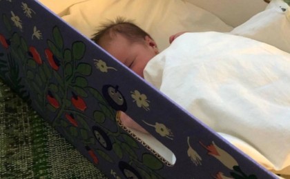 Қазақстанда әйел гаражда бала босанып, сәбиін қорапқа тастап кеткен